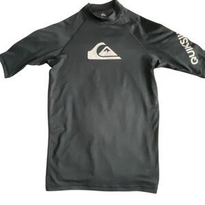 EUC Quiksilver Black White Short Sleeve Rash Guard Swim Top - Size Small